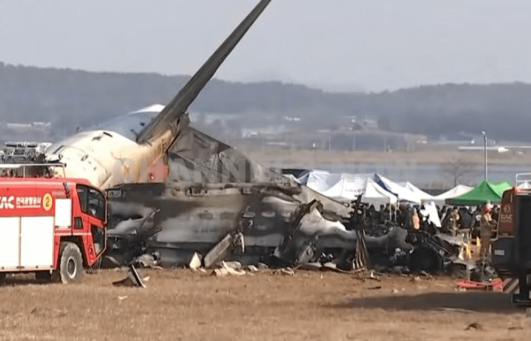 Muan, South Korea – A tragic plane crash on Sunday morning at Muan International Airport marked the deadliest aviation accident in South Korea’s history, claiming 179 lives and leaving only two survivors. The incident occurred as Jeju Air flight 7C2216, en route from Bangkok, Thailand, attempted to land at the airport.