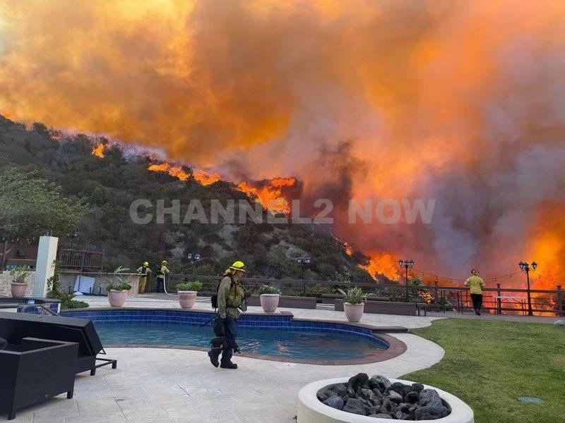 Massive Pacific Palisades fire in Los Angeles, California; over a dozen homes on fire.
"LAFD: Evacuate now. Evacuation order for Palisades Fire Fire for Pacific Palisades. All in that area must evacuate now. Gather people and pets and leave immediately. All others shelter in place."
“Firefighter down” reported by Los Angeles fire department amid pacific palisades wildfire