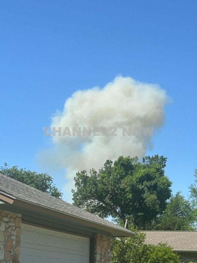 Austin, TX – Emergency crews responded to a significant structural collapse with a reported explosion at a residence located at 10407 Double Spur Loop, just off Yaupon Drive, shortly before 11:30 a.m. on Sunday, according to the Austin Fire Department (AFD).
Upon arrival, firefighters discovered a two-story home that had sustained catastrophic damage due to an unknown event that led to a complete or partial structural collapse.