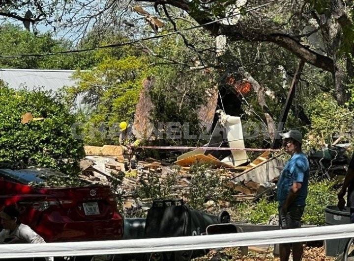Austin, TX – Emergency crews responded to a significant structural collapse with a reported explosion at a residence located at 10407 Double Spur Loop, just off Yaupon Drive, shortly before 11:30 a.m. on Sunday, according to the Austin Fire Department (AFD).
Upon arrival, firefighters discovered a two-story home that had sustained catastrophic damage due to an unknown event that led to a complete or partial structural collapse.