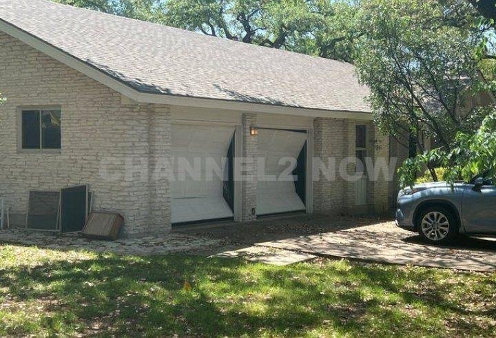 Austin, TX – Emergency crews responded to a significant structural collapse with a reported explosion at a residence located at 10407 Double Spur Loop, just off Yaupon Drive, shortly before 11:30 a.m. on Sunday, according to the Austin Fire Department (AFD).
Upon arrival, firefighters discovered a two-story home that had sustained catastrophic damage due to an unknown event that led to a complete or partial structural collapse.
