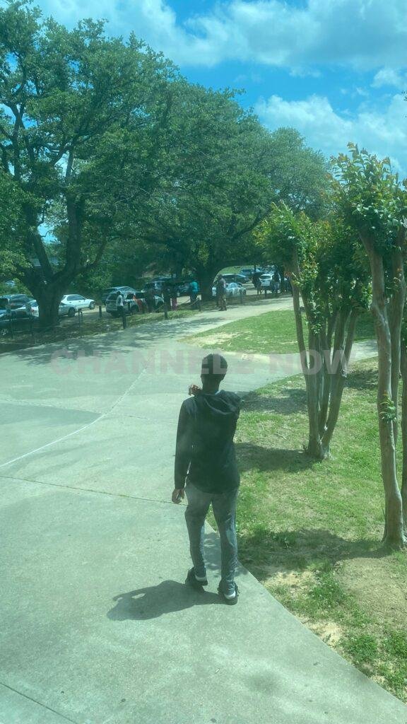 Jackson, Mississippi — Jim Hill High School, located at 2185 Coach Fred Harris Street, was placed on lockdown Monday following a shooting incident that occurred outside the school premises.
According to preliminary information, an altercation reportedly took place inside the school's restroom, where a student was assaulted.
Shortly afterward, gunfire erupted outside the building, with witnesses reporting that approximately eight rounds were fired.
One individual has been taken into custody in connection with the shooting.